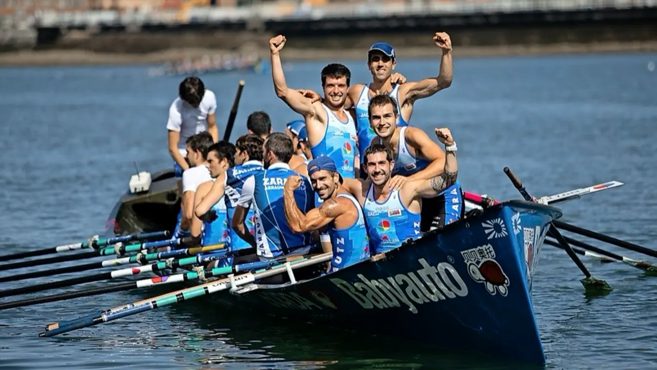 Los remeros de la &lsquo;Enbata&rsquo; de Zarautz celebran su victoria de ayer y la consumaci&oacute;n de que seguir&aacute;n un a&ntilde;o m&aacute;s en la ACT. / euskolabel liga