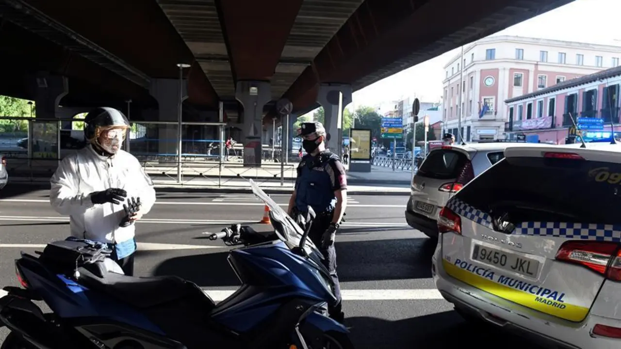 Efectivos de la Polic&iacute;a Local realizan controles este lunes en Puente de Vallecas. EFE/V&iacute;ctor Lerena