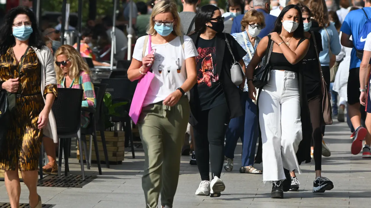 Varias personas del Paseo Pereda de Santander. / HARDY / ALERTA