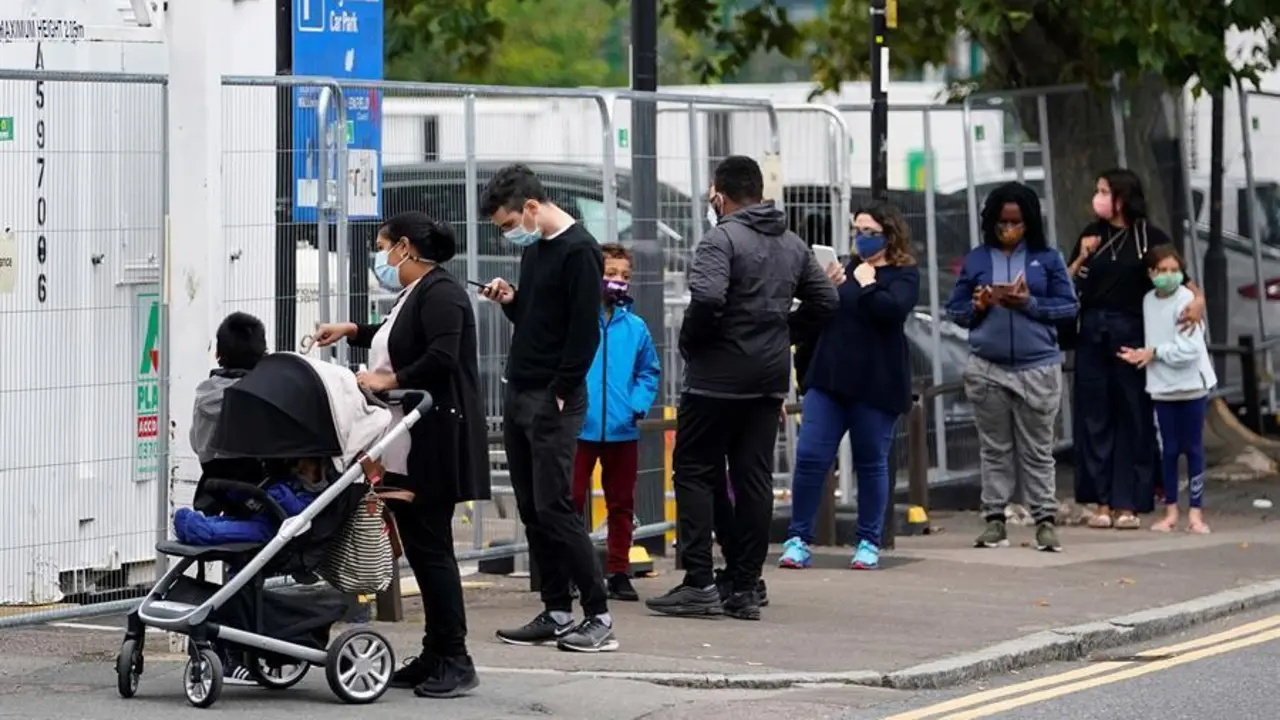 Decenas de personas esperan su turno para realizarse un test de coronavirus en Londres. EFE/EPA/WILL OLIVER