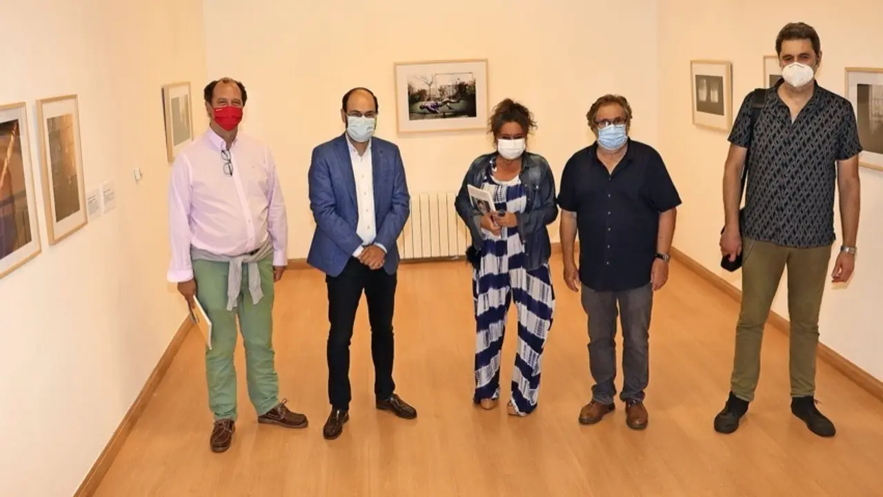 Participantes en la inauguraci&oacute;n de la exposici&oacute;n. / alerta