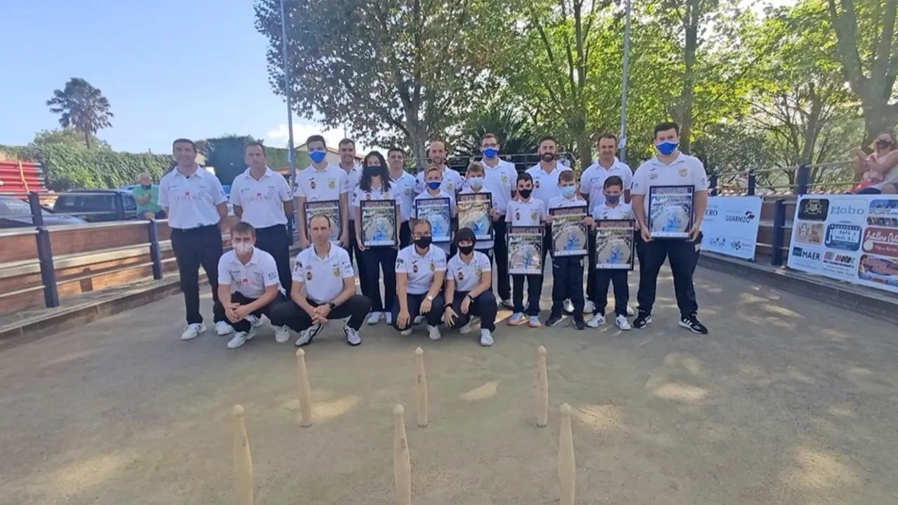 El equipo de Divisi&oacute;n de Honor de la Pe&ntilde;a Los Remedios rindi&oacute; un homenaje a los alevines y benjamines de la Escuela Astillero-Guarnizo, que han ganado la Liga Regional. A este bonito acto se sumaron tambi&eacute;n los jugadores de la Pe&ntilde;a Hermanos Borbolla Villa de Noja, que ayer por la ma&ntilde;ana visit&oacute; Muslera.