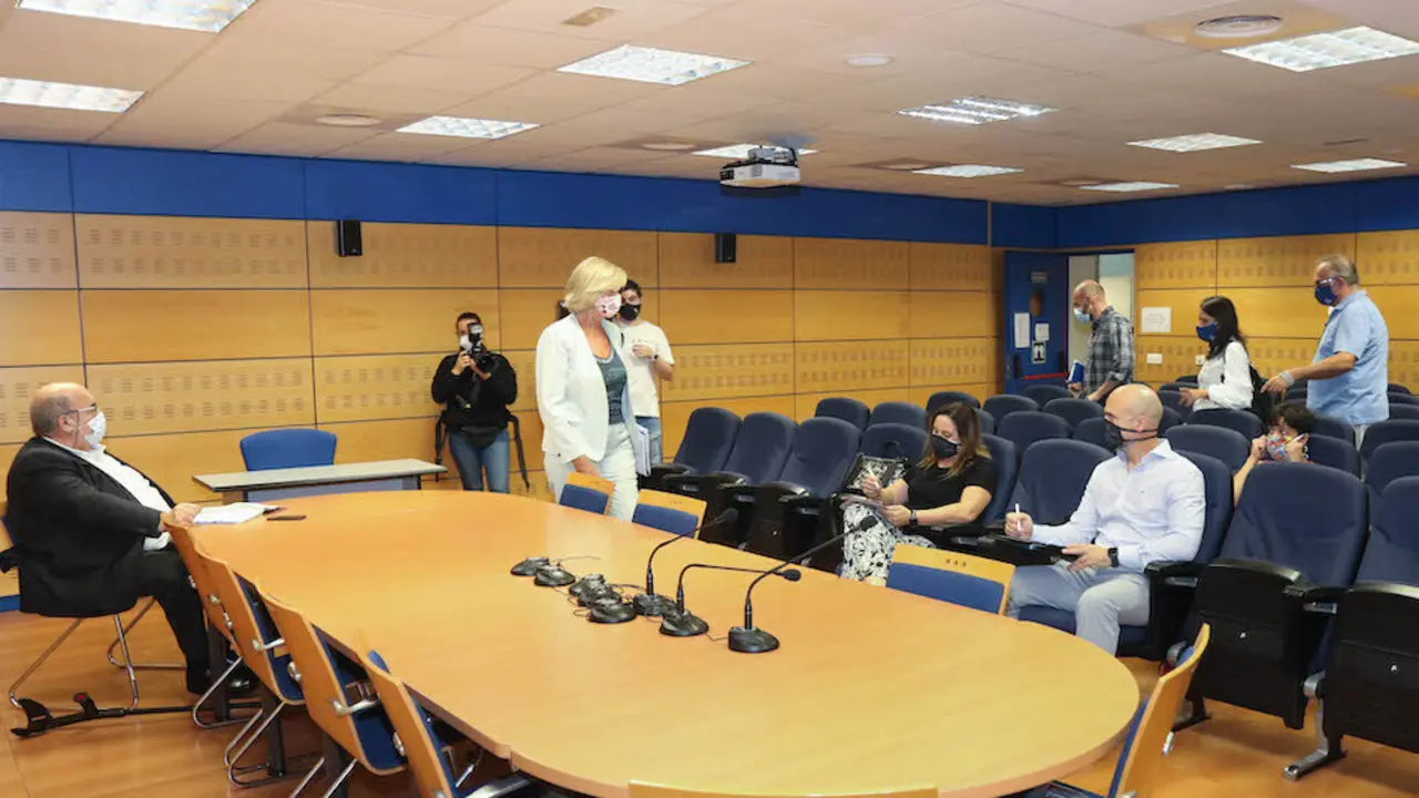 La consejera de Educaci&oacute;n, Formaci&oacute;n Profesional y Turismo, Marina Lomb&oacute;, se re&uacute;ne con la Junta de Personal Docente.