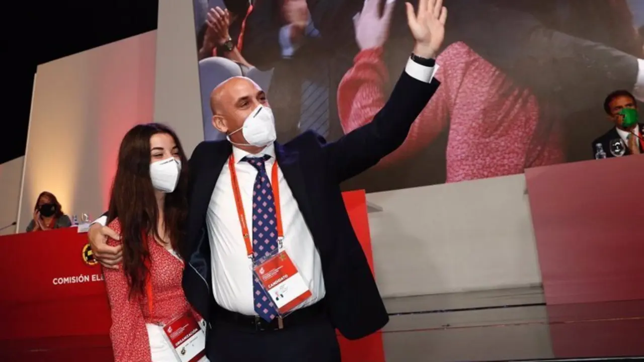 Luis Rubiales junto a su hija tras ser reelegido presidente de la RFEF para los pr&oacute;ximos cuatro a&ntilde;os - RFEF