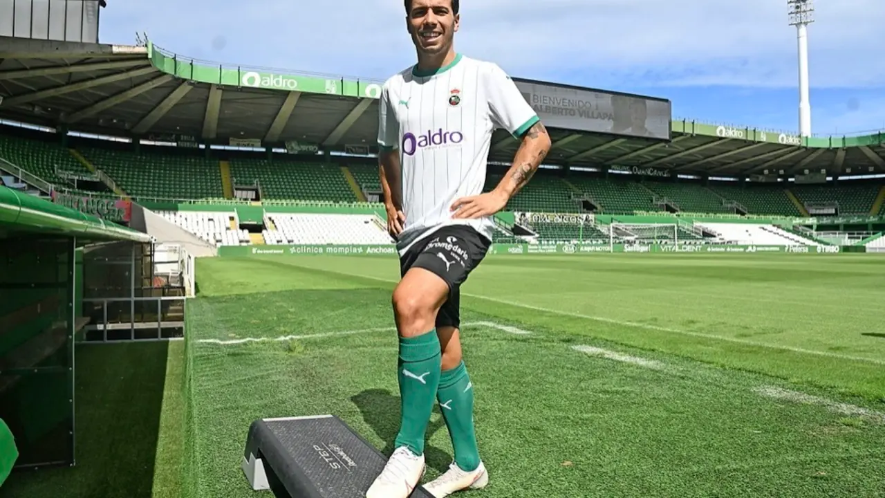 Mart&iacute;n Solar, que tendr&aacute; ficha del primer equipo, mostrando ayer el logotipo de Dromedario en el pantal&oacute;n. / hardy