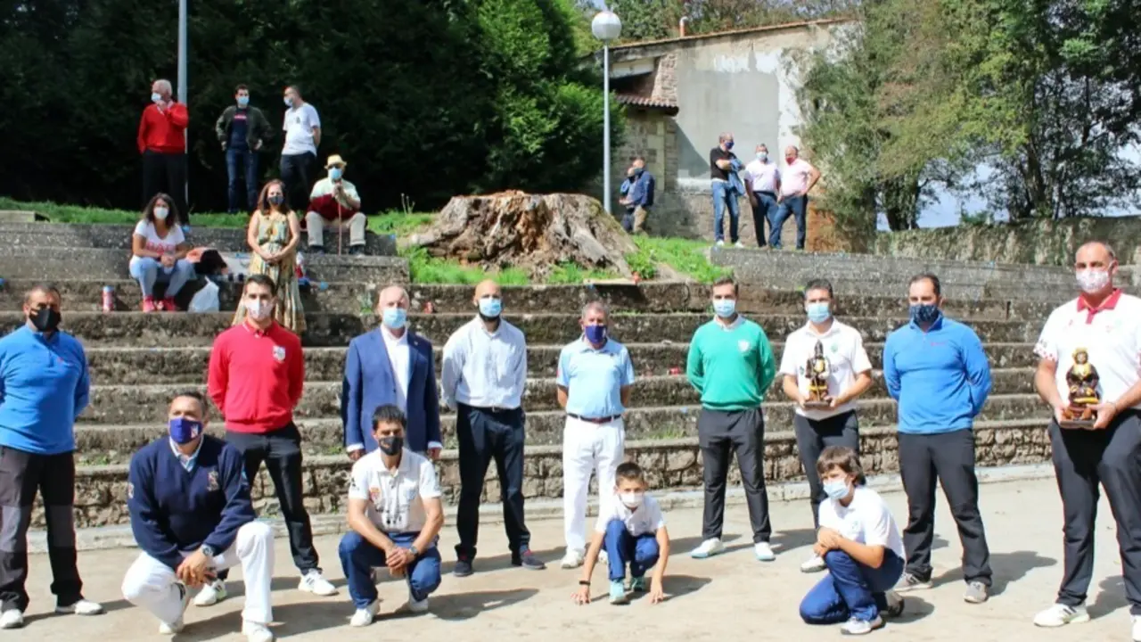 Los cuatro primeros clasificados, junto a las autoridades municipales, organizadores, &aacute;rbitros y armadores, ayer en Reinosa tras la entrega de premios.