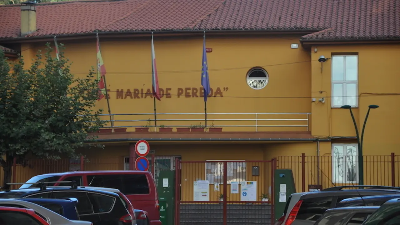 El CEIP Jos&eacute; Mar&iacute;a Pereda de Torrelavega que permanece cerrado. / S.D.