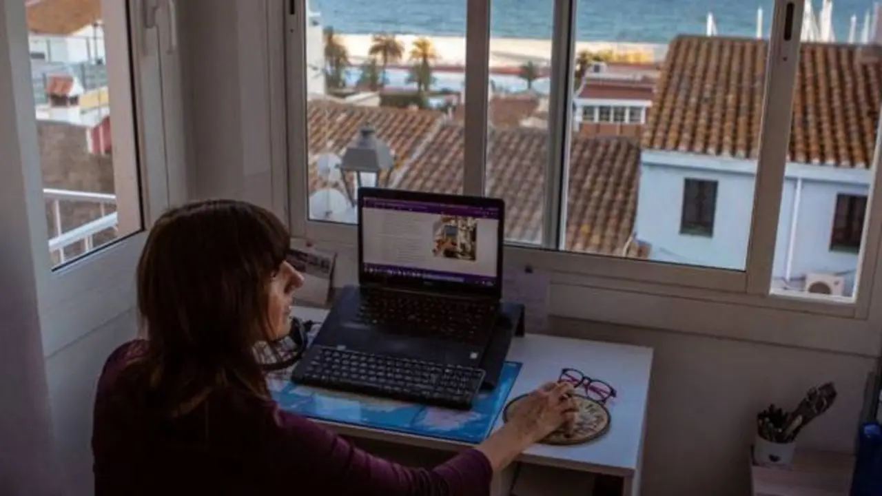 Una mujer teletrabaja durante el confinamiento./ EFE