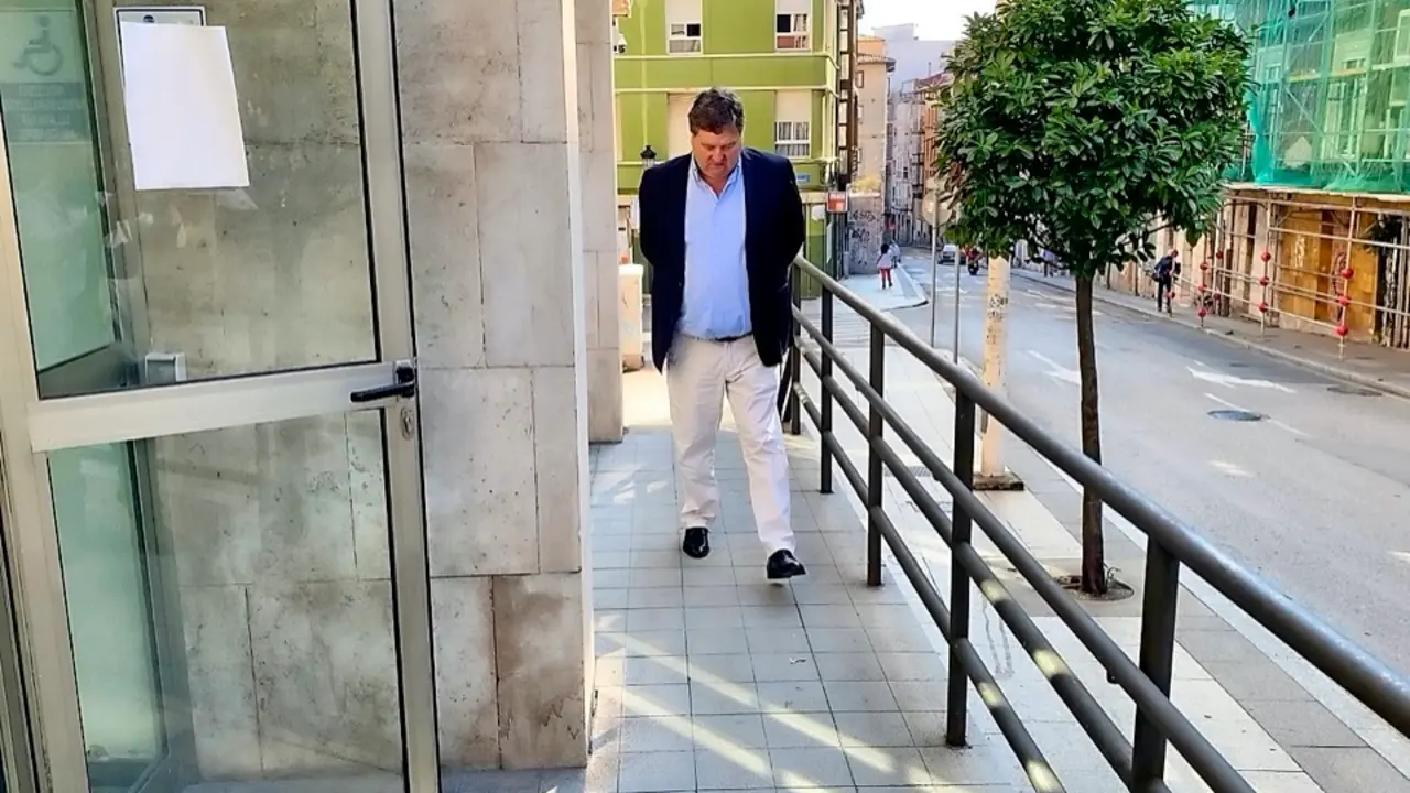 El alcalde de Santa Mar&iacute;a de Cay&oacute;n, Gast&oacute;n G&oacute;mez a su  llegada al Juzgado de lo Penal n&ordm; 4 de Santander. / Hardy