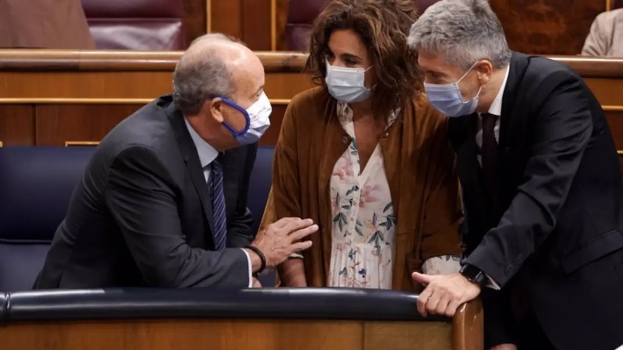 El ministro de Justicia, Juan Carlos Campo, habla con el ministro del Interior, Fernando Grande-Marlaska - POOL