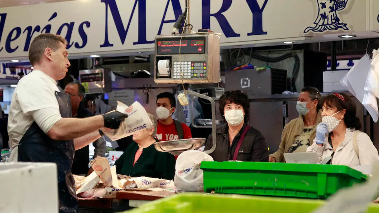 Varias personas son atendidas en el Mercado de la Esperanza en Santander. / J.R.