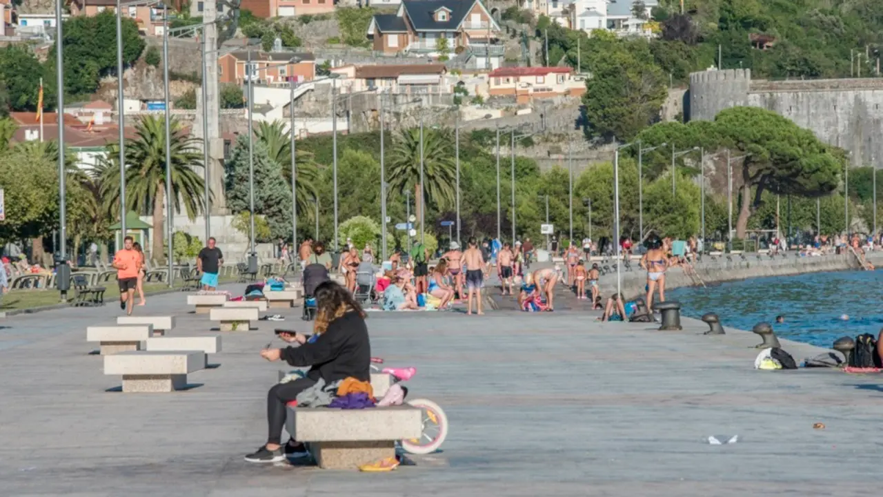 Vista del paseo mar&iacute;timo de Santo&ntilde;a. / TONO REGUERA