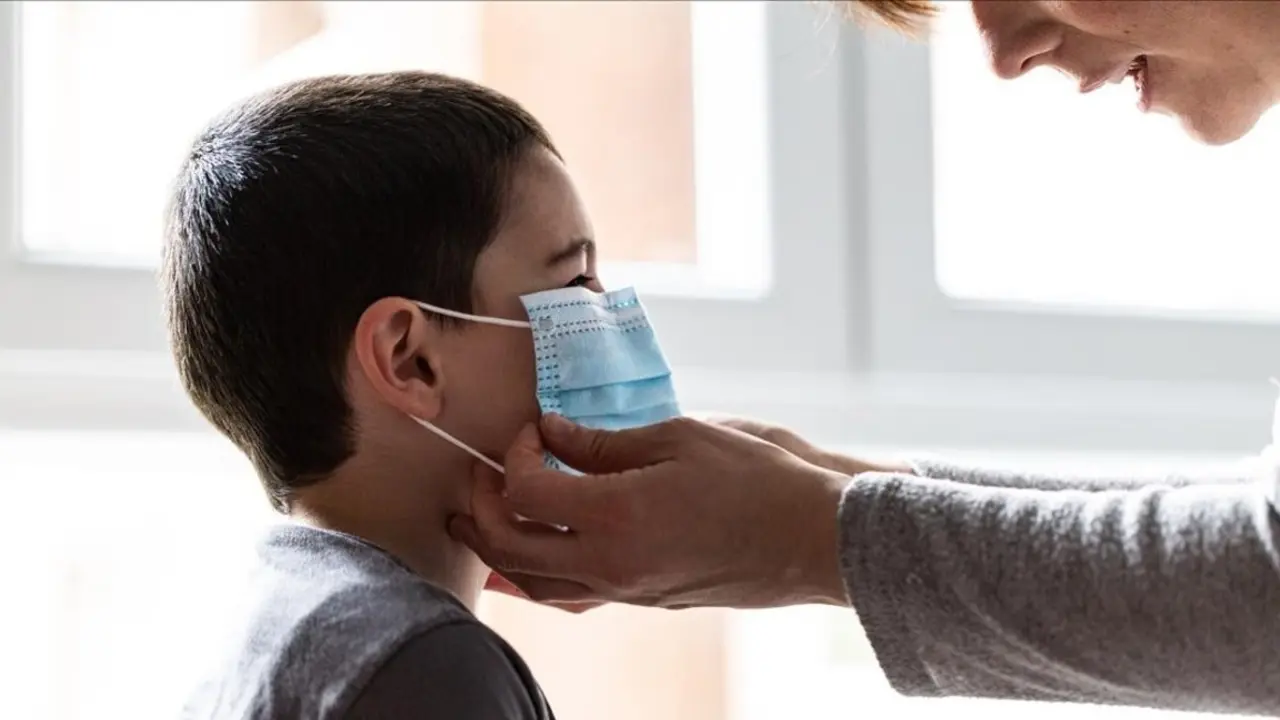 una-madre-coloca-hijo-mascarilla-1599587264747