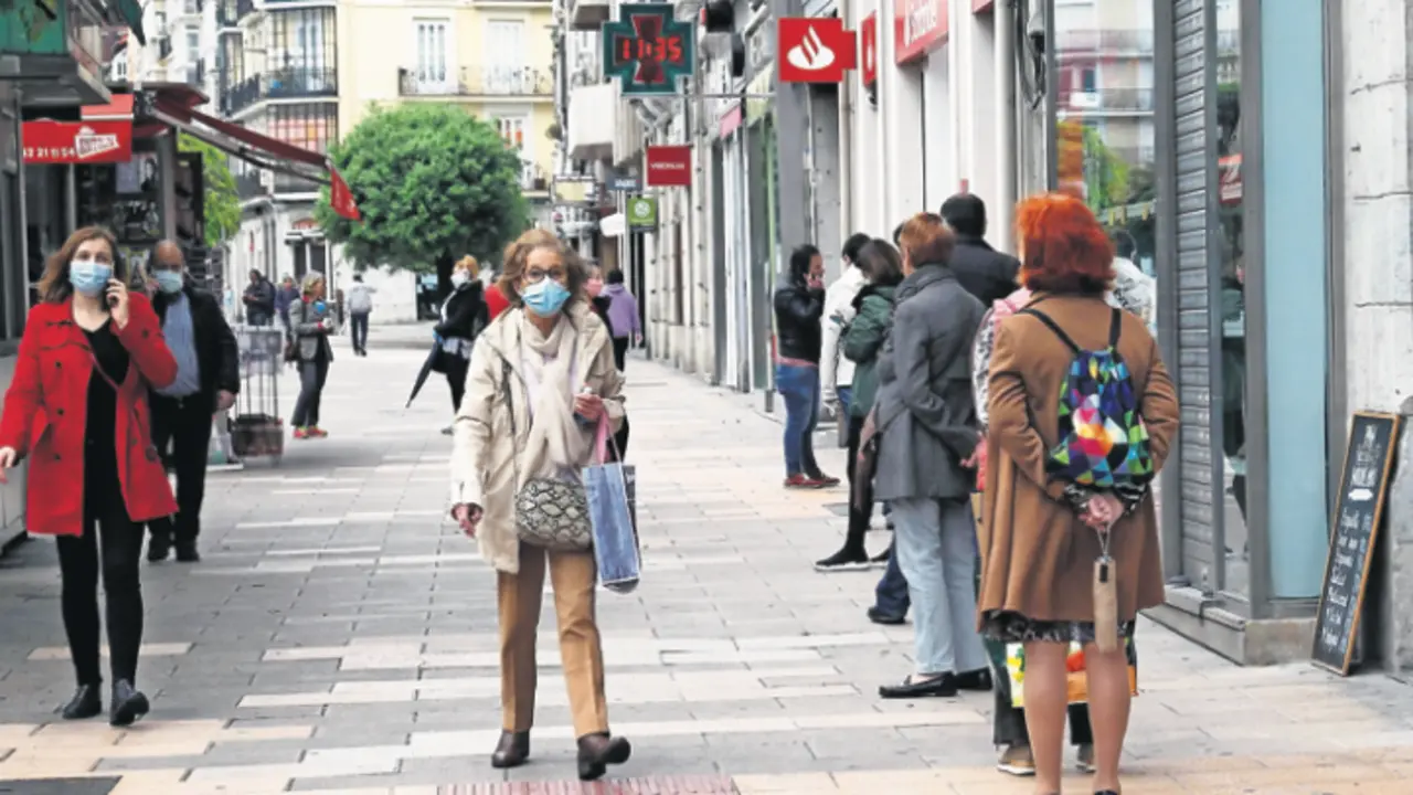 Varias personas con mascarilla por Santander. / ALERTA