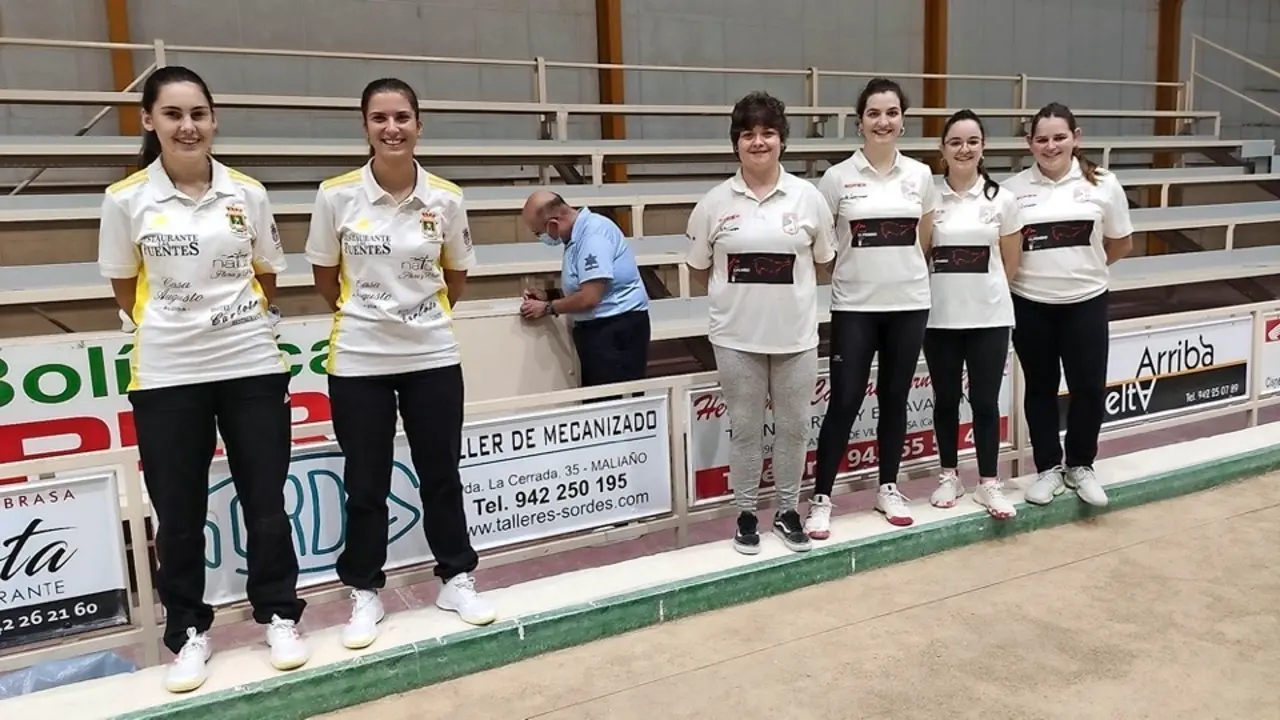 Miriam Ortiz y Marta Castillo, de la Pe&ntilde;a Campoo de Yuso; y Rebeca Bustara, Cristina Cabielles, Noem&iacute; Pelayo y Blanca Ruiz, de la Pe&ntilde;a El Pendo Camargo, ayer en la bolera El Parque de Malia&ntilde;o. En el centro, el colegiado Ignacio Zorrilla rellenando el acta.