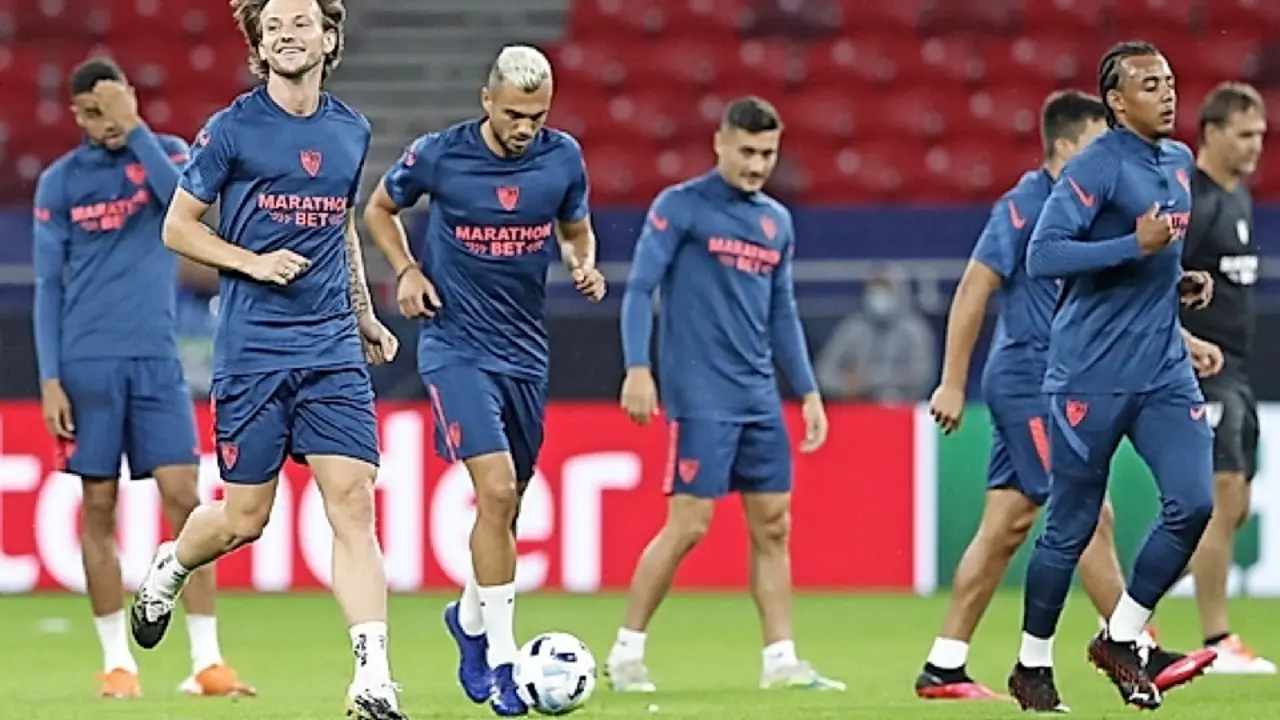 Los jugadores del Sevilla, durante el entrenamiento de ayer en Budapest. / EFE
