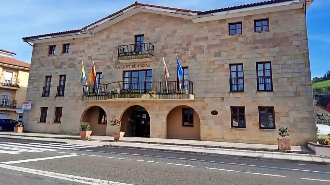 Fachada del Ayuntamiento de Hazas de Cesto. / alerta
