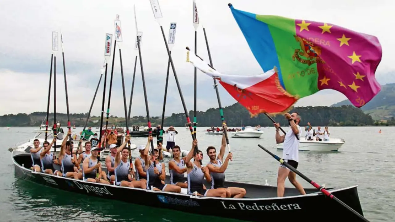 Los remeros de Pedre&ntilde;a ganaron tanto el Campeonato de Cantabria como la Bandera Ayuntamiento de Camargo. / jos&eacute; ram&oacute;n