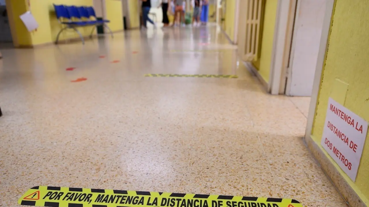 GRAF092. SANTANDER, 05/09/2020.- Vista este sábado de algunas de las medidas de seguridad que ha implantado el colegio María Sanz de Satuola de Santander para la vuelta a las clases el próximo día 7 de septiembre. EFE/Pedro Puente Hoyos
