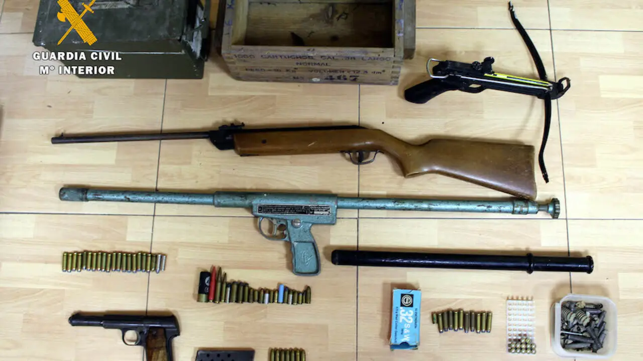 Diversas armas y cartucher&iacute;a encontrado en el domicilio. / OPC