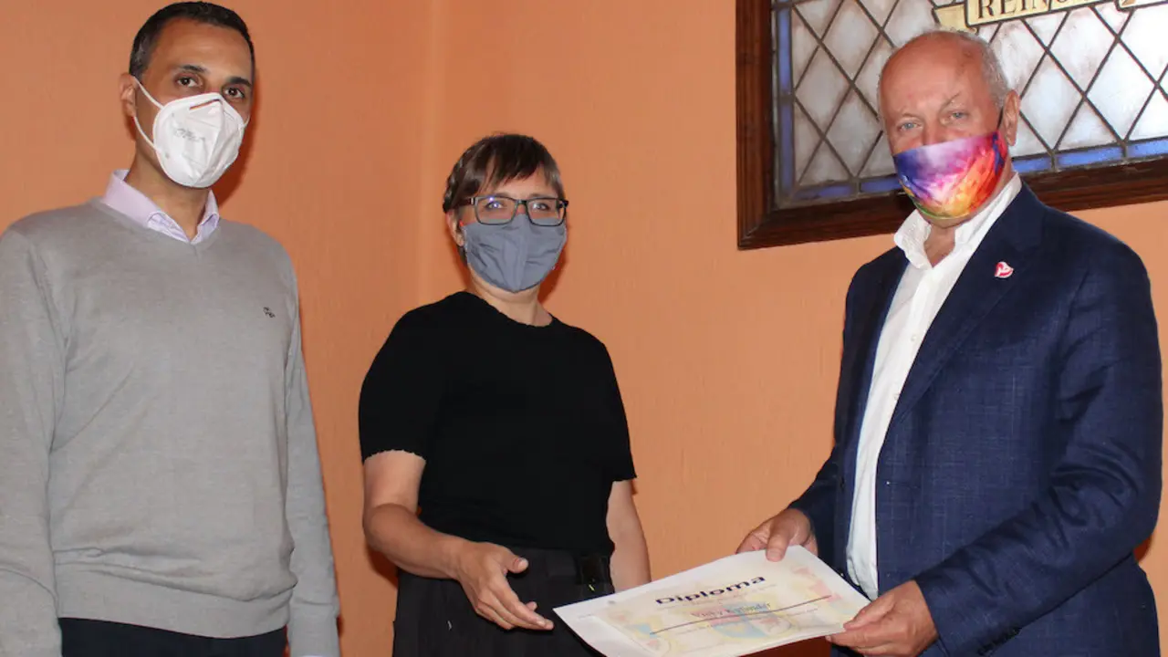 Entrega del premio del Concurso Nacional de Pintura Casimiro Sainz a Vicky Kylander de la mano del Alcalde  de Reinosa. / ALERTA