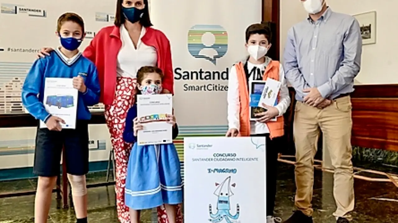 Gema Igual y Felipe P&eacute;rez con los escolares finalistas. / ALERTA