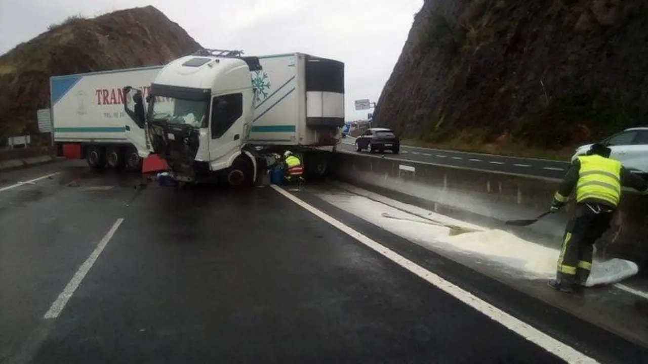 El camión ocupa los dos carriles en sentido Santander. : EMERGENCIAS CASTRO