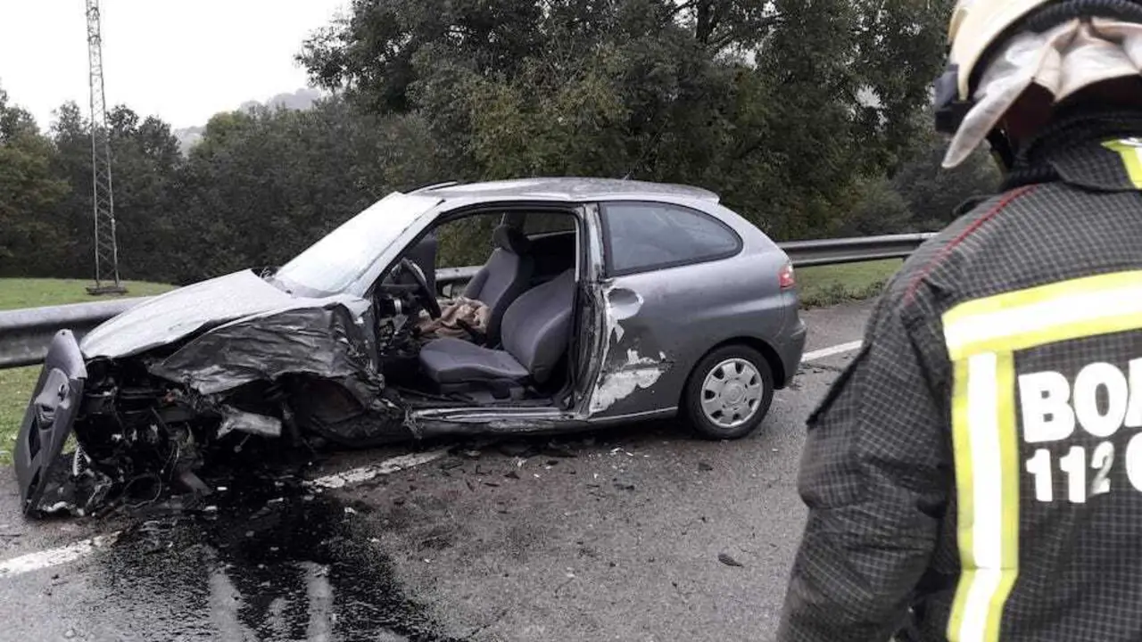 Colisi&oacute;n de dos veh&iacute;culos en Villacarriedo.