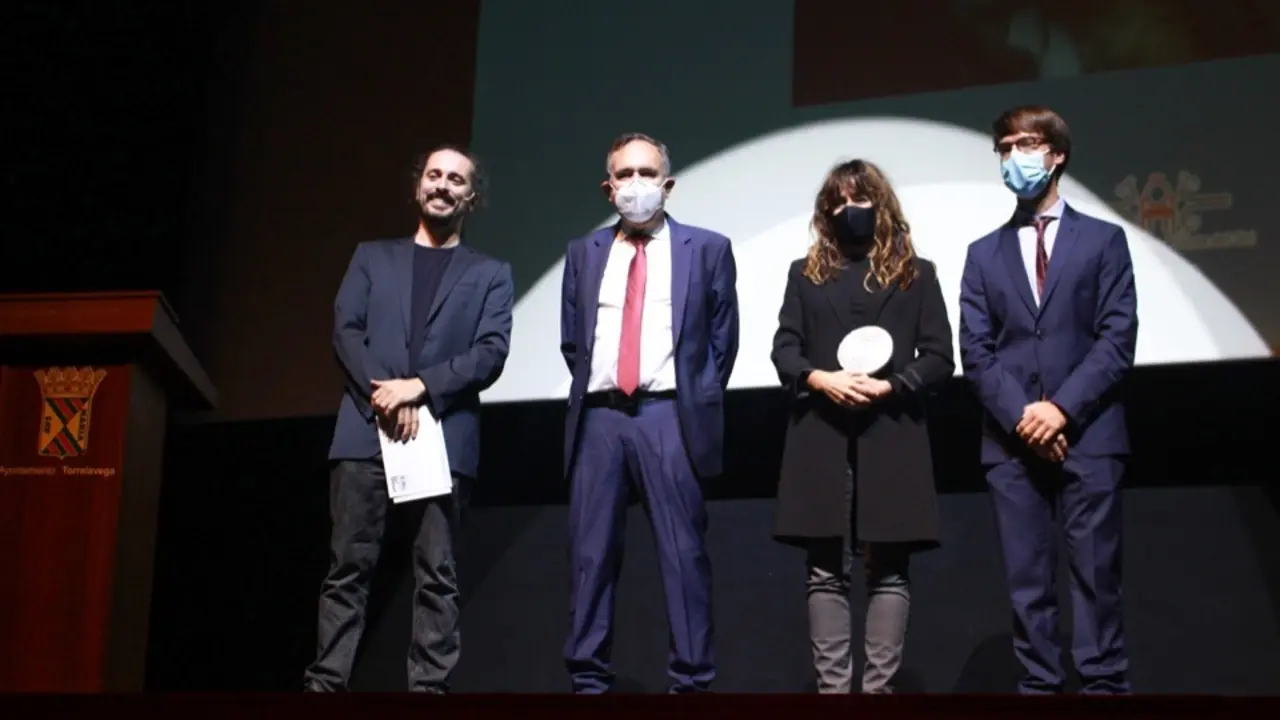 Susan B&eacute;jar, recibe el premio Am&eacute;rico Guti&eacute;rrez a la Mejor Direcci&oacute;n.