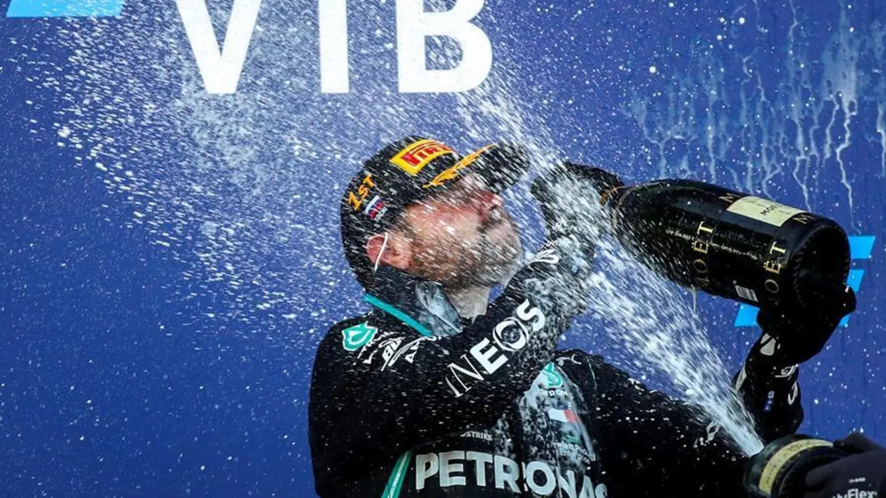 El piloto finland&eacute;s de F&oacute;rmula Uno Valtteri Bottas de Mercedes-AMG Petronas celebra en el podio tras ganar el Gran Premio de F&oacute;rmula Uno de Rusia en la pista de carreras de Sochi, Rusia, el 27 de septiembre de 2020. (F&oacute;rmula Uno, Rusia) EFE / EPA / Bryn Lennon / Piscina