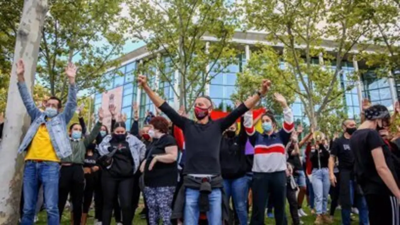 Varias personas levantan las manos durante una concentraci&oacute;n bajo el nombre &lsquo;M&aacute;s Sanidad, Menos Polic&iacute;a&rsquo; frente a la Asamblea de Madrid en el barrio madrile&ntilde;o de Vallecas, en Madrid (Espa&ntilde;a) a 27 de septiembre de 2020. - Ricardo Rubio - Europa Press