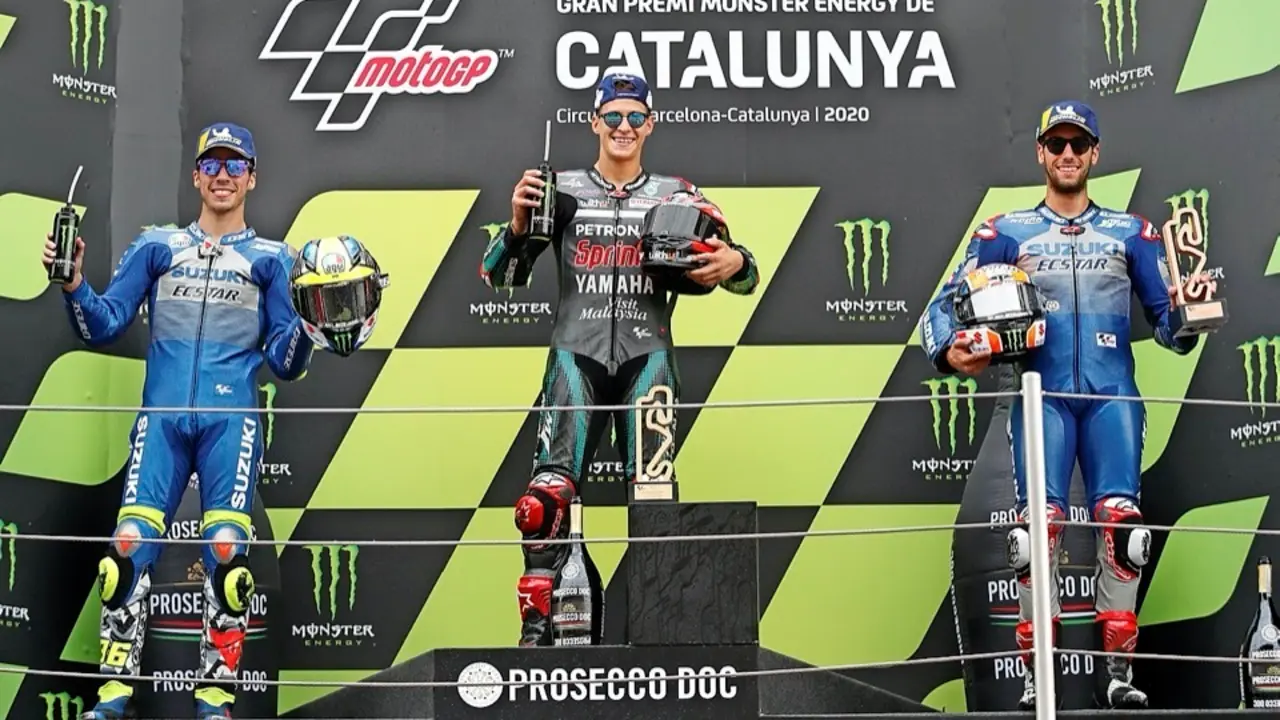 El piloto franc&eacute;s de Petronas Yamaha, Fabio Quartararo, acompa&ntilde;ado de los espa&ntilde;oles de Suzuki, Joan Mir (i) y Alex Rins (d), en el podio. / Alejandro Garc&iacute;a