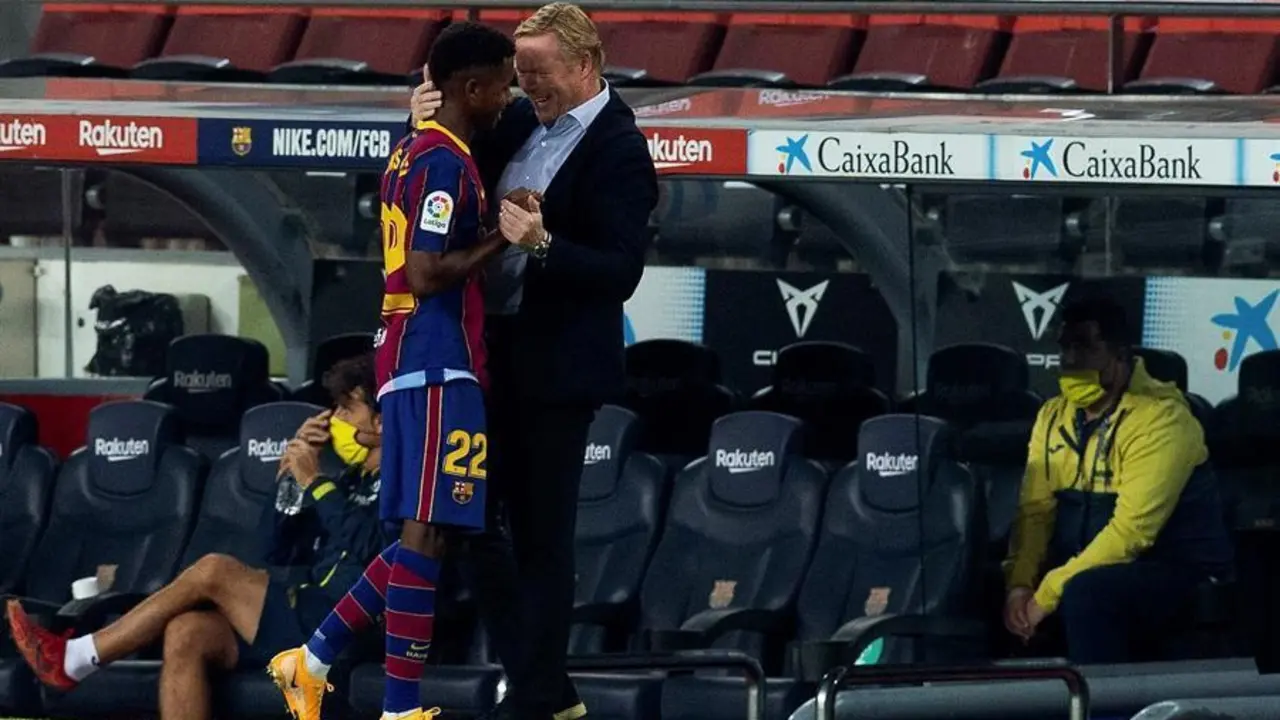 El jugador del FC Barcelona Ansu Fati (i) es felicitado por su entrenador, Ronald Koeman, al ser sustitu&iacute;do durante el partido de la tercera jornada de Liga en Primera Divisi&oacute;n ante el Villarreal que disputan esta noche en el estadio Camp Nou, en Barcelona. EFE/Enric Fontcuberta