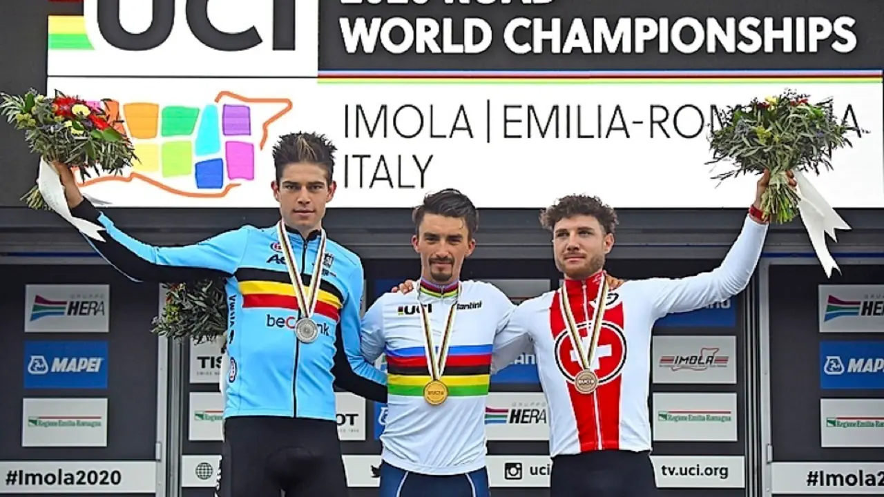 Wout van Aert, Julian Alaphilippe y Marc Hirschi en el podio de Imola. / efe