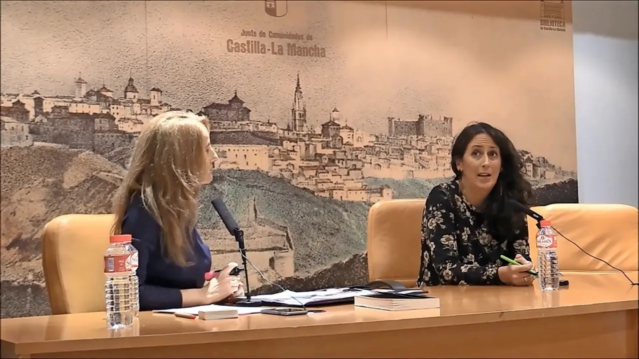 La escritora Mar&iacute;a Oru&ntilde;a durante la presentaci&oacute;n &lsquo;Los Libros de Puerto Escondido&rsquo; en 2018. / youtube