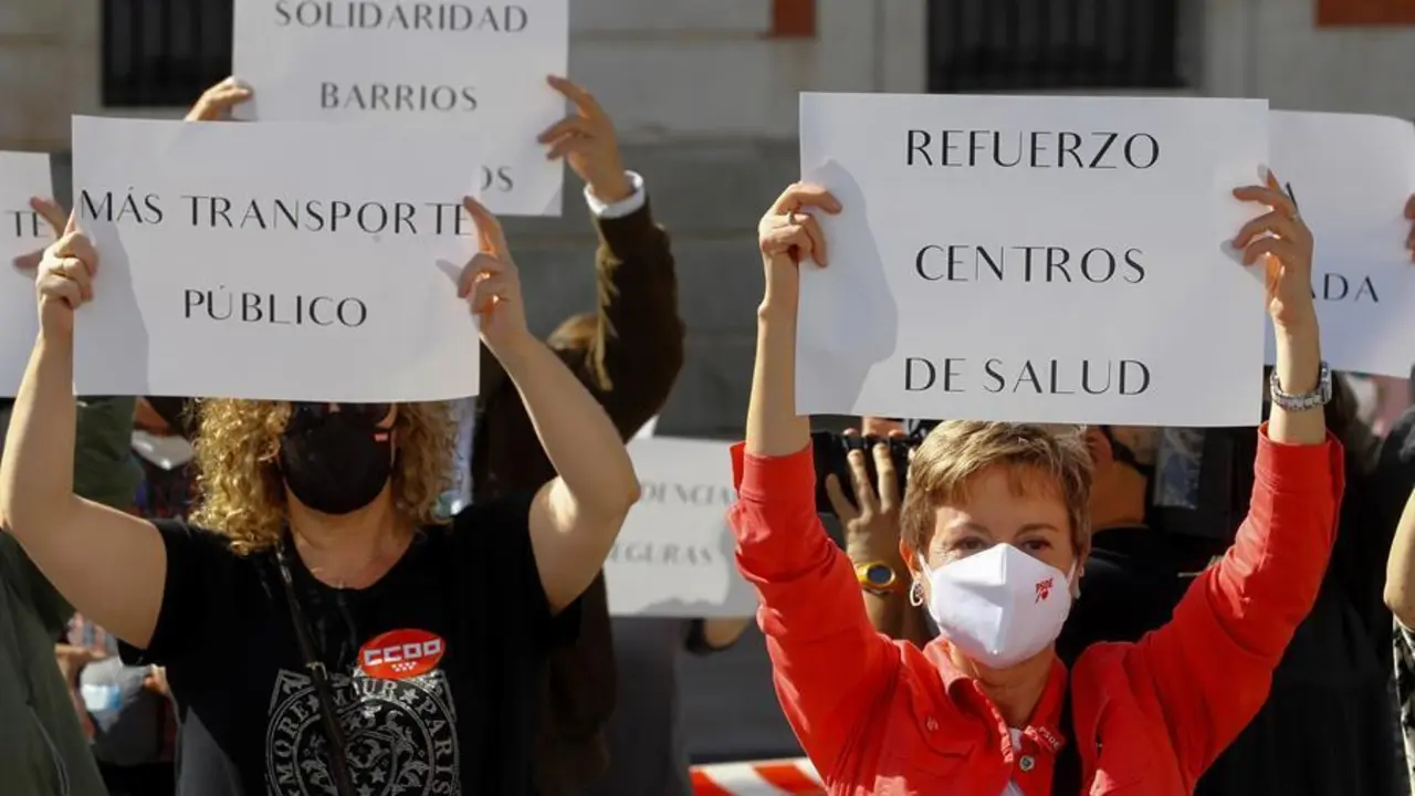 Momento de la concentraci&oacute;n convocada por sindicatos, asociaciones y partidos de izquierda en la puerta de El Sol, entre otros puntos de Madrid, como protesta contra las restricciones a la movilidad que pondr&aacute; en marcha el Gobierno regional en 45 zonas sanitarias. EFE/Ballesteros