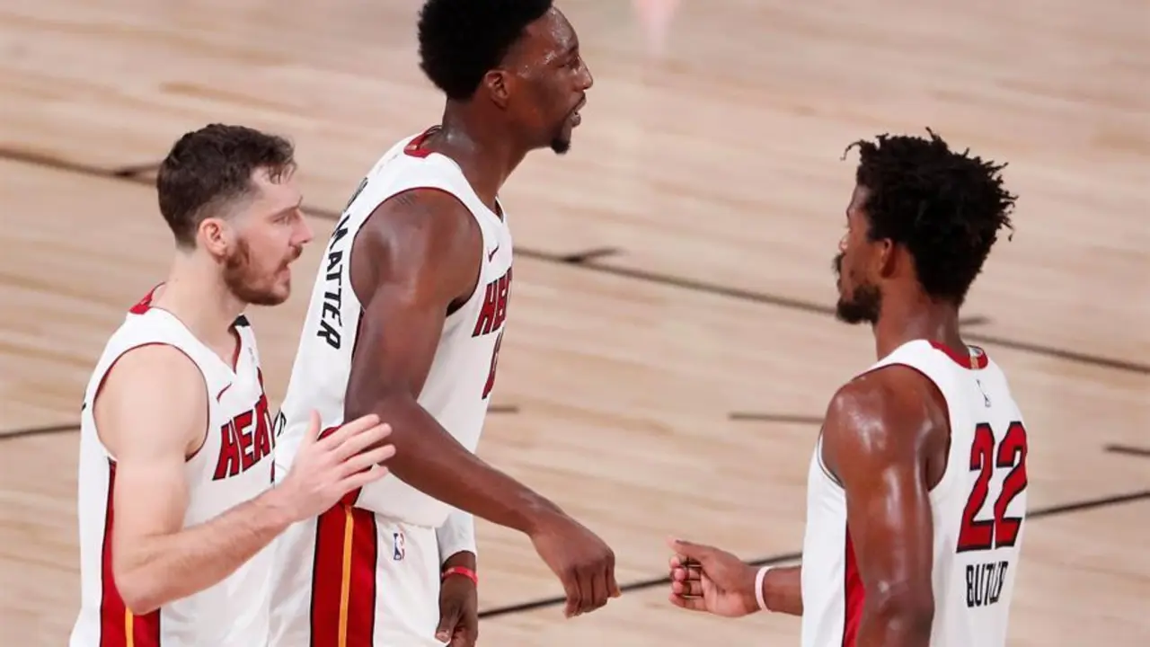 El escolta de Miami Heat Goran Dragic (L) de Eslovenia, el alero de Miami Heat Bam Adebayo (C) y el alero de Miami Heat Jimmy Butler (R) celebran al final del segundo juego de playoffs de las finales de la Conferencia Este de la NBA.  EFE / EPA / ERIK S. LESSER SHUTTERSTOCK OUT