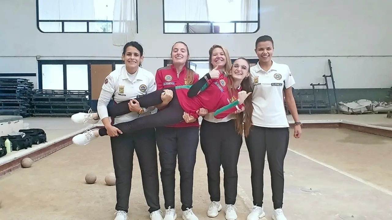 Miriam Velarde, Iris Cagigas, Laura Abascal y Andrea G&oacute;mez cogen en brazos a la &lsquo;benjamina&rsquo; &Aacute;gueda Cagigas. / Dar&iacute;o B.