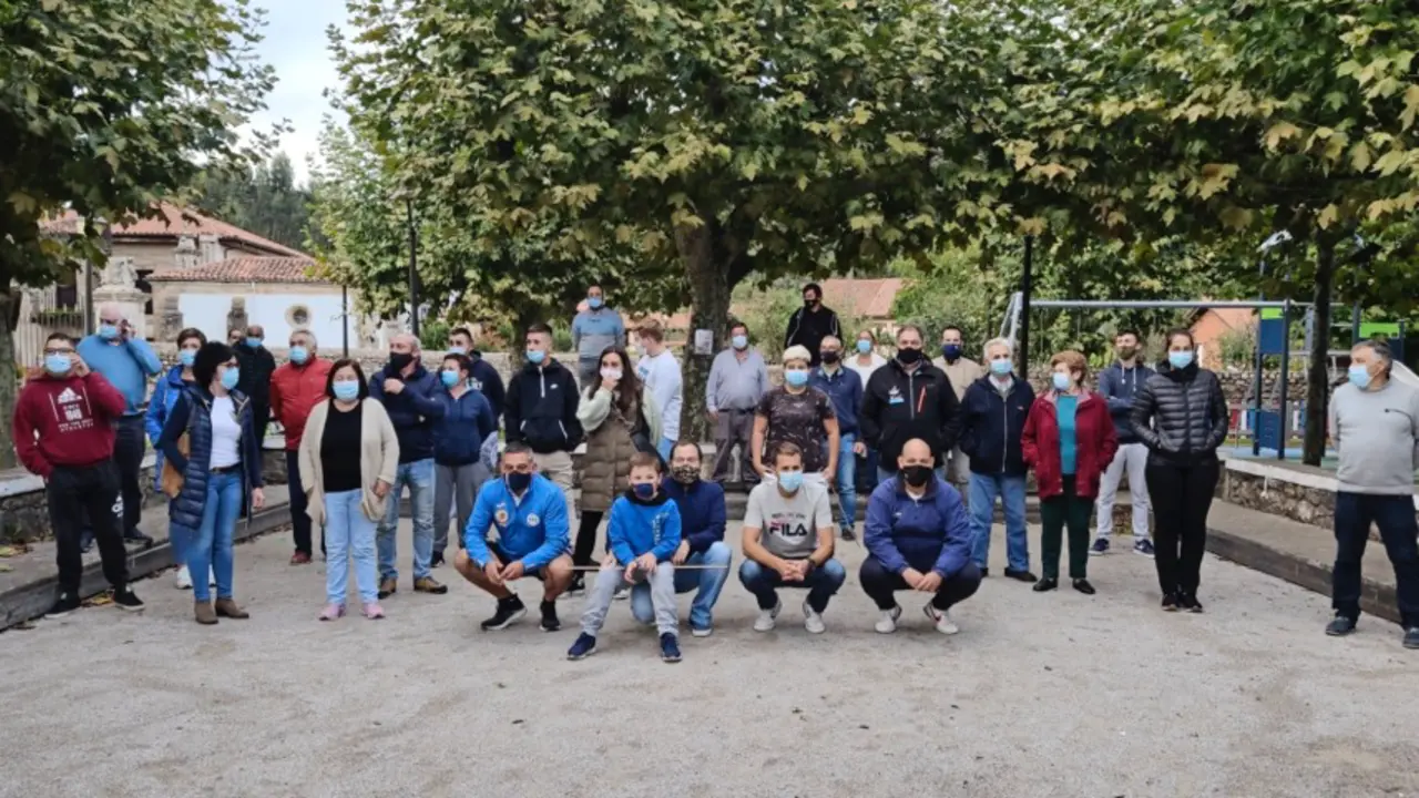 Jugadores, familiares, directivos y aficionados de la Pe&ntilde;a Casar de Periedo celebran el ascenso sobre la bolera Ramiro Gonz&aacute;lez. / R. S.