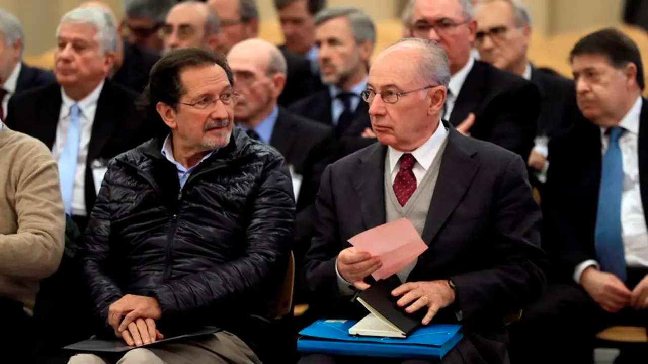 Fotograf&iacute;a de archivo (26/11/2018) del expresidente de Bankia Rodrigo Rato (d) junto al exconsejero de Caja Madrid Jos&eacute; Antonio Moral Sant&iacute;n (i), durante la primera sesi&oacute;n del juicio por la salida a Bolsa de la entidad en 2011 en la Audiencia Nacional de San Fernando de Henares. La Sala de lo Penal de la Audiencia Nacional ha acordado absolver a los 34 acusados en el juicio por la salida a Bolsa de Bankia, entre ellos el expresidente de la entidad y ex director gerente del Fondo Monetario Internacional (FMI), Rodrigo Rato, por delitos de estafa a los inversores y falsedad contable. EFE/Fernando Alvarado