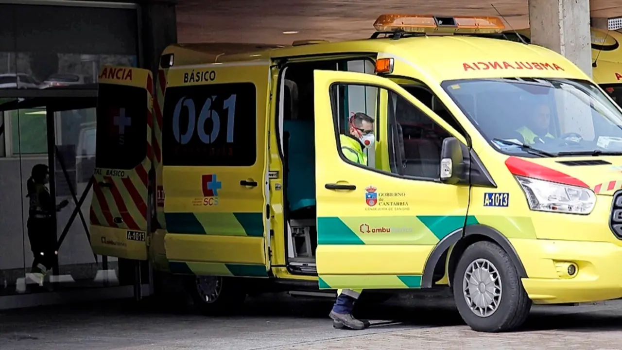 El personas sanitario del servicio de Ambulancia en la zona de Urgencias del Hospital Marqu&eacute;s de Valdecilla. / J.R.