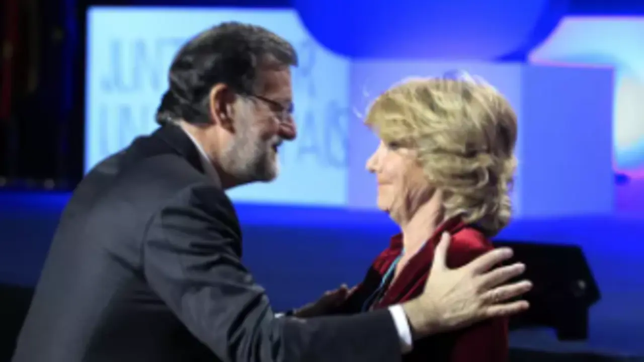 El presidente del gobierno Mariano Rajoy y la presidenta del partido popular en Madrid Esperanza Aguirre en la Convenci&oacute;n Nacional del PP - EUROPA PRESS