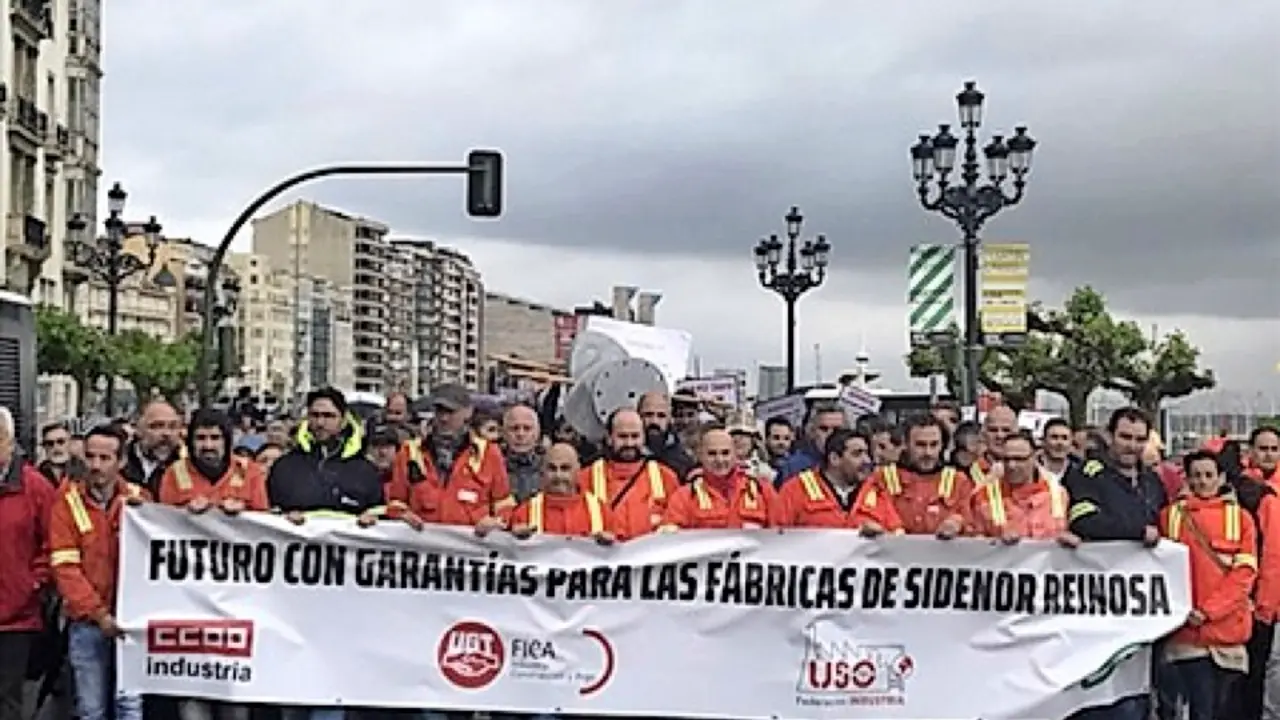 Un momento de una pasada manifestaci&oacute;n de trabajadores de Sidenor por Santander.
