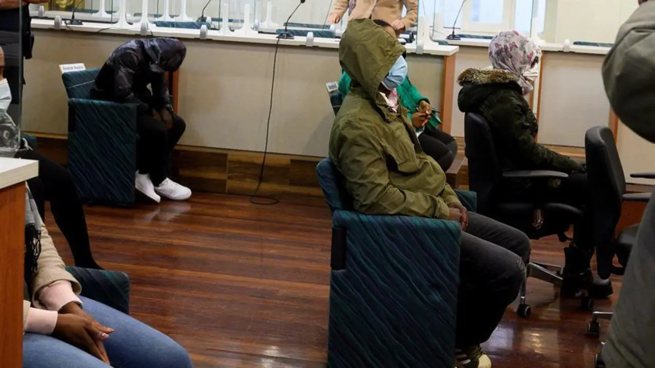 Los acusados comparecen ante el tribunal durante la primera sesi&oacute;n del juicio contra los siete sospechosos de formar parte de una red de trata que tra&iacute;a mujeres de Nigeria en patera para obligarlas a prostituirse en Espa&ntilde;a, este lunes en la Audiencia de Cantabria en Santander. EFE/Pedro Puente Hoyos