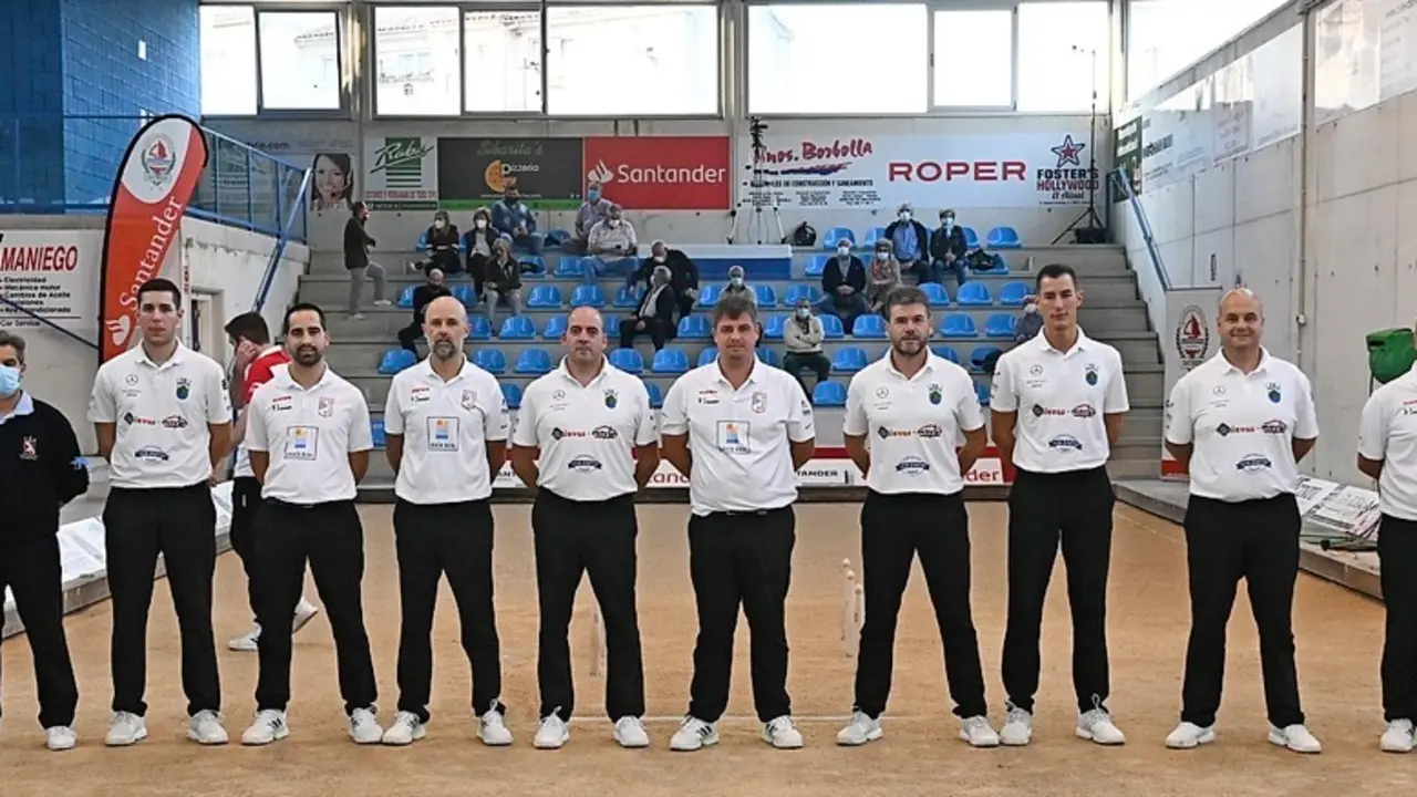 El colegiado Jos&eacute; A. Garc&iacute;a, junto a Jos&eacute; Manuel Gonz&aacute;lez, Gabriel Cagigas, Rub&eacute;n Rodr&iacute;guez, Sen&eacute;n Castillo, David Gandarillas, Rub&eacute;n Haya, V&iacute;ctor Gonz&aacute;lez, Jes&uacute;s Salm&oacute;n y Jaime Garc&iacute;a, jugadores de las Pe&ntilde;as Pe&ntilde;acastillo Anievas Mayba y El Pendo Bah&iacute;a Real, ayer en la bolera de Cueto antes de comenzar la primera semifinal de la Copa Apebol. / Hardy
