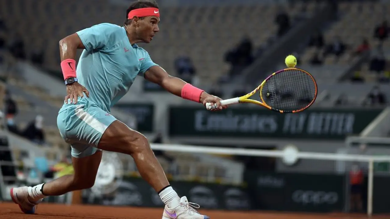 Rafael Nadal de Espa&ntilde;a en acci&oacute;n contra Egor Gerasimov de Bielorrusia durante el partido de primera ronda de sus hombres durante el torneo de tenis Abierto de Francia en Roland? Garros en Par&iacute;s, Francia, 28 de septiembre de 2020. (Tenis, Abierto, Abierto, Bielorrusia, Francia, Espa&ntilde;a) EFE / EPA / JULIEN DE ROSA