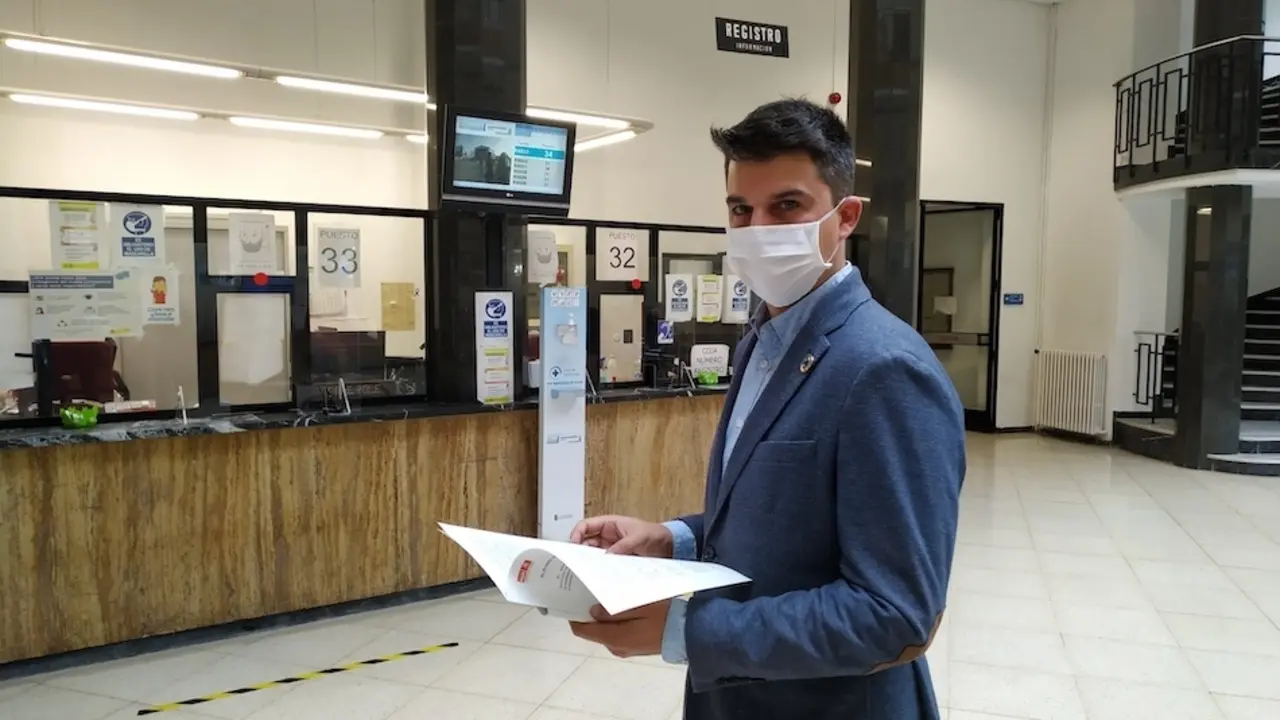 El portavoz socialista en el Ayuntamiento, Daniel Fern&aacute;ndez durante la presentación moción para aclarar las responsabilidades en torno al contrato del servicio de basuras .