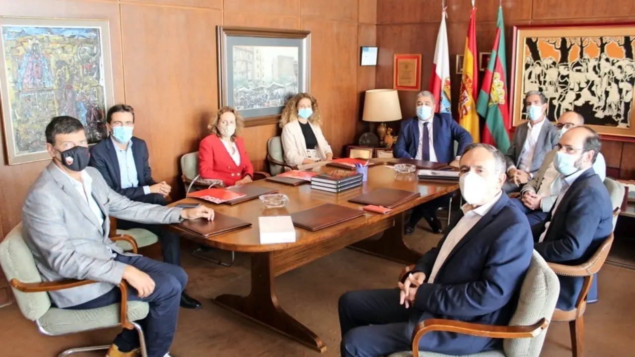 Asistentes al encuentro celebrado ayer. / ALERTA