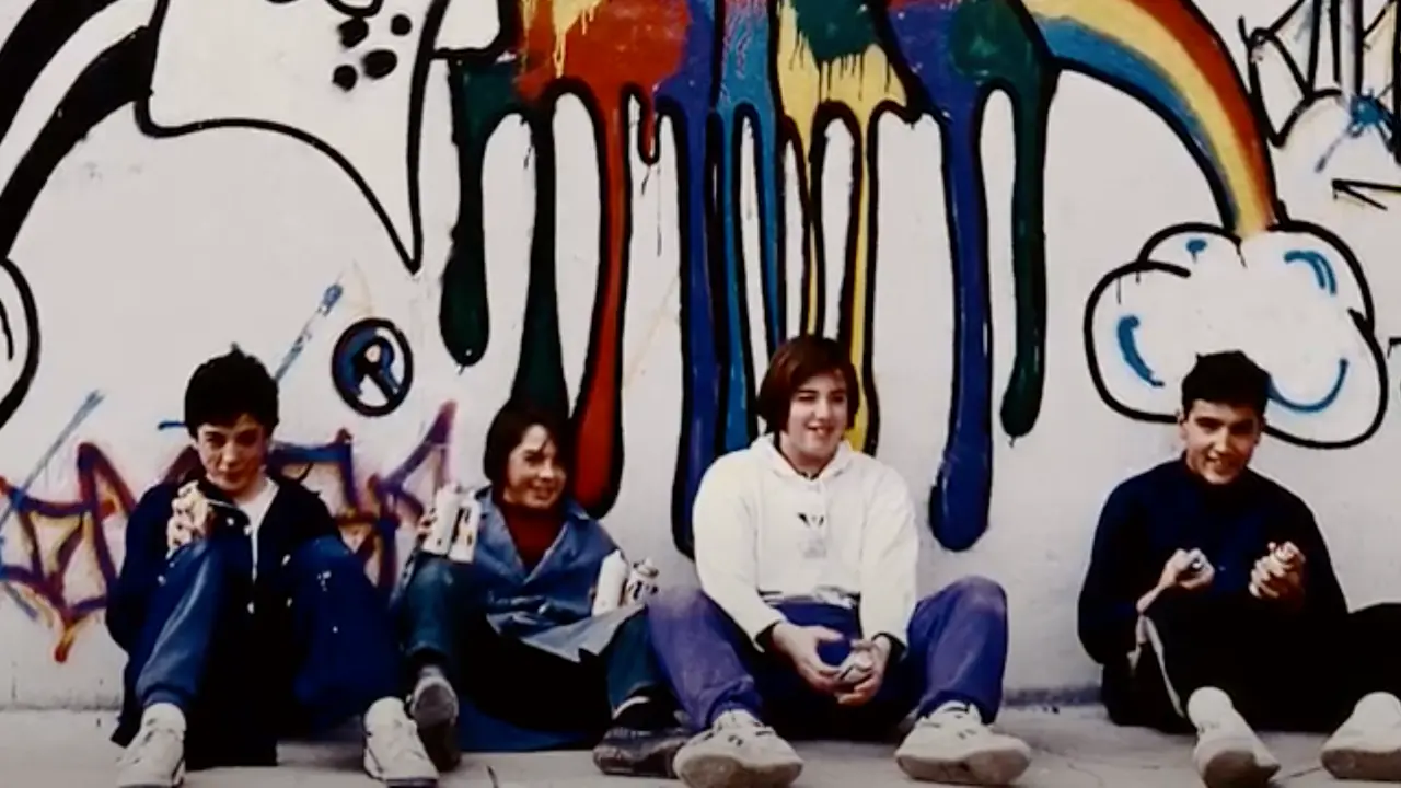 Fotograma del documental titulado "Mixtape: Caminando entre aulas".