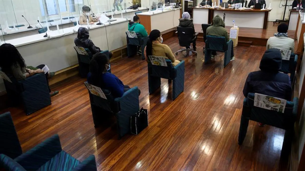 Los acusados comparecen ante el tribunal durante la primera sesi&oacute;n del juicio contra los siete sospechosos de formar parte de una red de trata que tra&iacute;a mujeres de Nigeria en patera para obligarlas a prostituirse en Espa&ntilde;a, este lunes en la Audiencia de Cantabria en Santander. EFE/Pedro Puente Hoyos